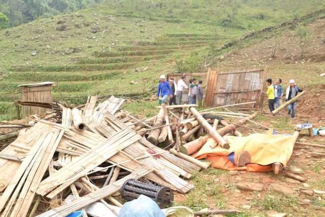 Cuồng phong quét qua bản, 1 người chết khi đang ngủ