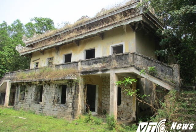 Rợn người nơi biệt thự hoang tàn của bạo chúa tàn độc Ngô Đình Cẩn