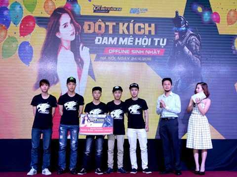 Min và Sĩ Thanh hết mình cùng game thủ Đột Kích tại offline sinh nhật