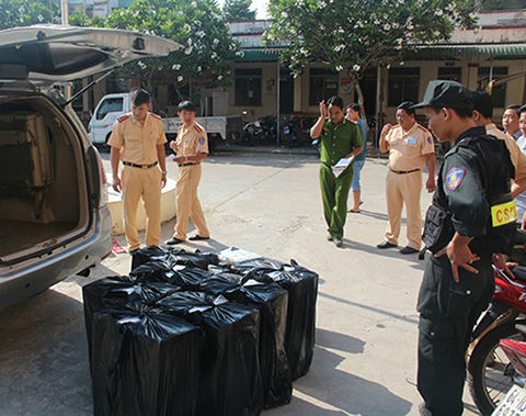 Gắn biển xe quân sự giả để chở thuốc lá lậu