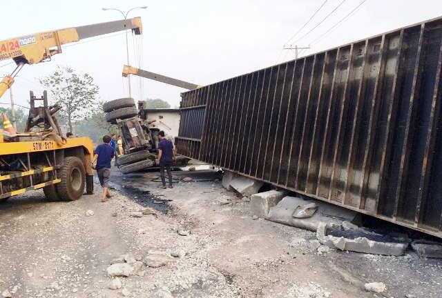 Tài xế ngủ gật, container cán nát hàng chục mét dải phân cách