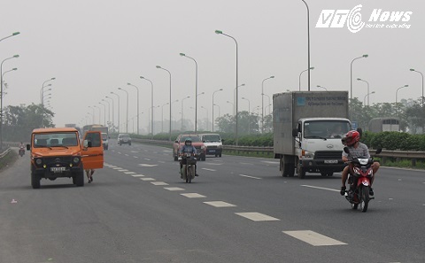 Hãi hùng những người 'tâm thần trốn viện' ngày ngày lao ra đại lộ Thăng Long