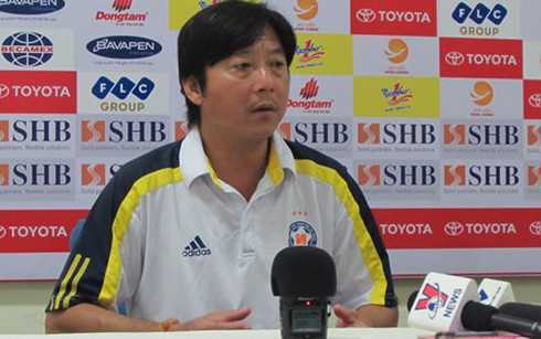 Bất chấp lệnh cấm, HLV Lê Huỳnh Đức vẫn chỉ trích trọng tài