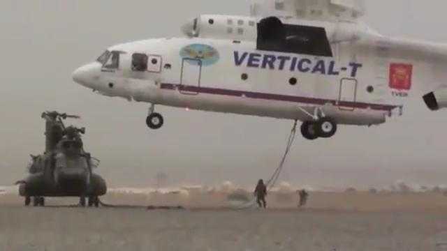 Clip: Xem ‘Vua trực thăng’ Mil Mi-26 nhấc bổng Boeing CH-47 Chinook