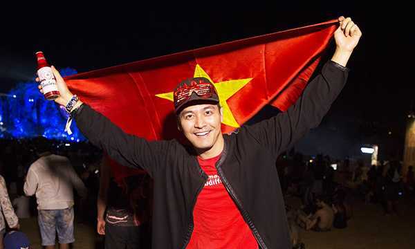 MC Phan Anh hãnh diện giơ cao quốc kỳ tại đại nhạc hội Tomorrowland