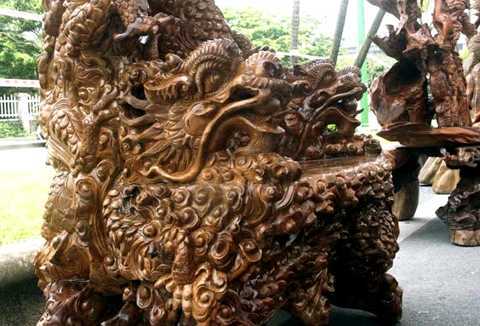 Đại gia Tuyên Quang khoe bộ bàn ghế gù hương ngũ long của hiếm