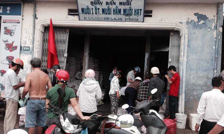 Sợ nước biển nhiễm độc, dân Huế đổ xô mua muối về dự trữ