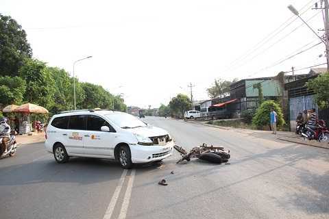 Taxi quay đầu giữa đường, 2 người đi xe máy thương vong