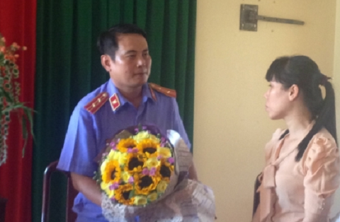 Đình chỉ cán bộ khởi tố oan người tố cáo 'cát tặc'