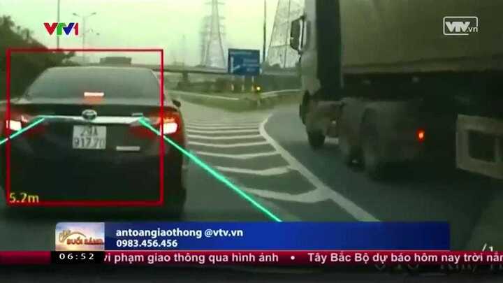 Rùng mình clip ôtô vượt xe tải theo kiểu tự sát