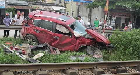 Tàu hoả tông nát ôtô, 2 người nhập viện cấp cứu