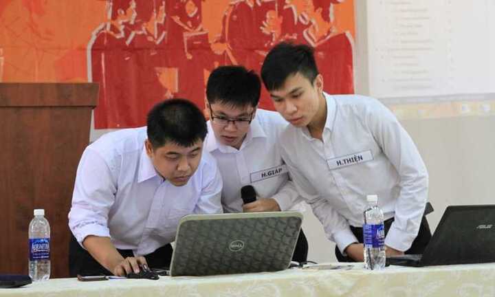 Sinh viên làm phần mềm độc đáo trợ thủ cho bà nội trợ