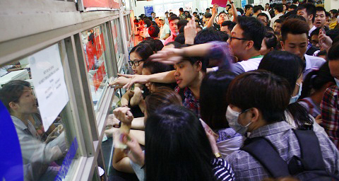 Cảnh tượng vạn người xô đẩy, chen lấn về quê nghỉ lễ