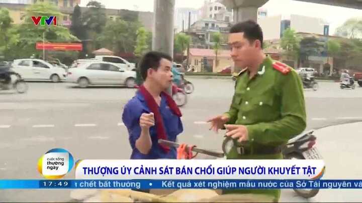 Xúc động Thượng úy cảnh sát bán chổi giúp người khuyết tật