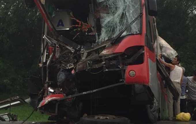 Xe khách đối đầu xe tải, 2 người thương vong, hàng chục người hoảng loạn