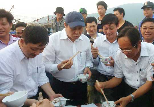 Chủ tịch UBND Đà Nẵng ăn cá nục hấp ngay cảng cá chiều 30/4