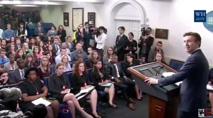 Clip: Họp báo Nhà Trắng gián đoạn vì tiếng động kỳ quái