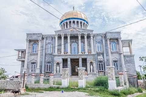 Choáng ngợp ở thị trấn toàn cung điện