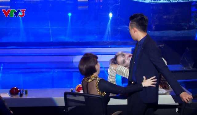 Video: Chàng trai ‘bẻ xương’ hóa thây ma khiến Trấn Thành sợ chết khiếp