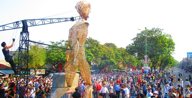 Ngàn người kéo đi xem 'chú rối' khổng lồ trên đất Huế