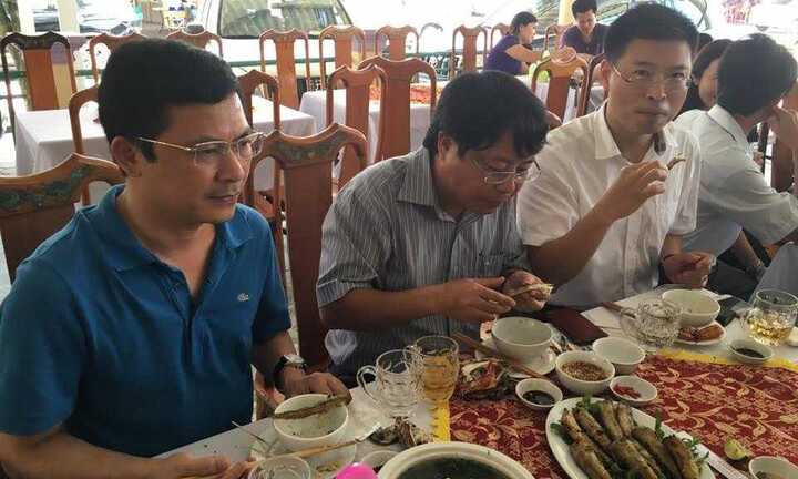 Phó chủ tịch Hà Tĩnh đãi khách Bộ Y tế hải sản