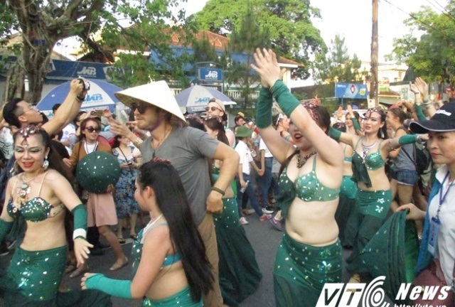 Festival Huế 2016: Ban nhạc sexy hút hồn du khách