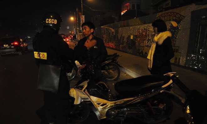 Xưng cảnh sát, chặn xe người đi đường trong đêm rồi nổ súng