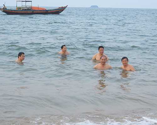 Lãnh đạo Hà Tĩnh tắm biển và ăn hải sản trên biển Thiên Cầm