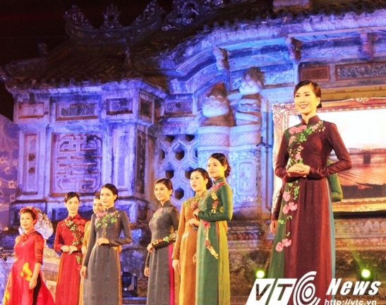 Ảnh: Mê mẩn ngắm những tà áo dài ở 'Nơi huyền thoại bắt đầu'