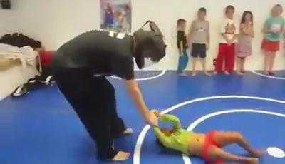 Clip: Dạy trẻ kỹ năng thoát hiểm khi gặp kẻ xấu