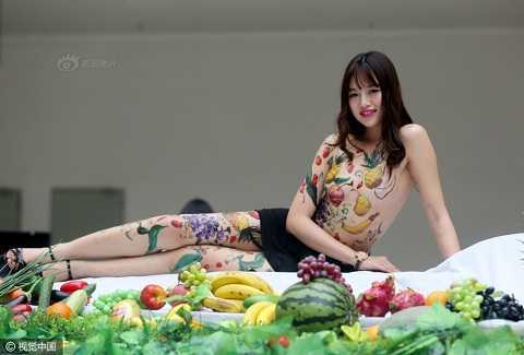 Choáng với bàn tiệc mỹ nhân khoe thân gây xôn xao ở trung tâm thương mại