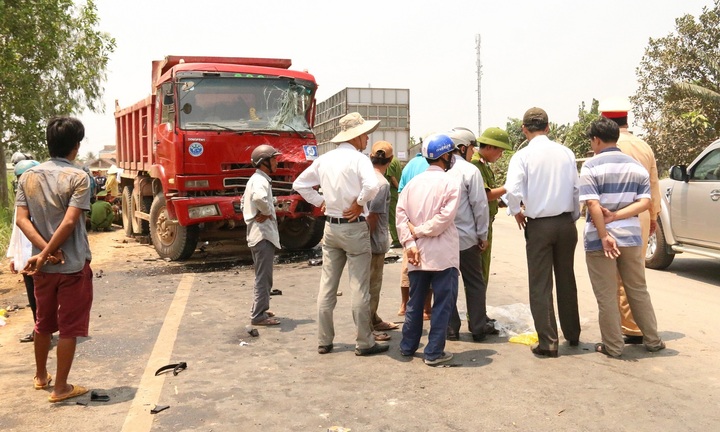 Xe khách đâm xe tải kinh hòang ở Quảng Ngãi: Thông tin mới về số nạn nhân tử vong