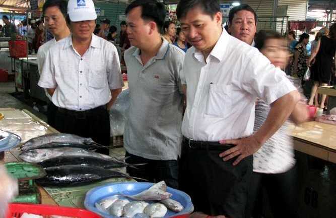 Hàng loạt quan chức Đà Nẵng đi mua cá ở điểm bán hải sản sạch
