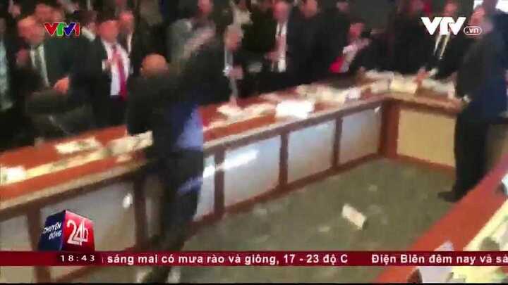 Clip: Nghị sĩ ‘đấu võ’, dùng chai lọ 'choảng nhau' giữa phiên họp Quốc hội