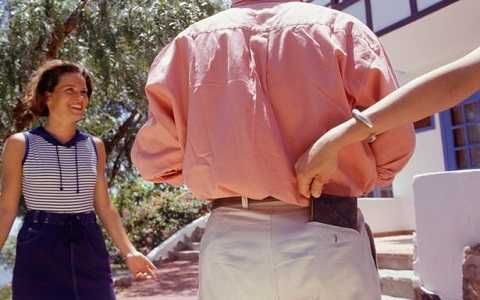 Tác hại không ngờ của việc để ví trong túi sau quần