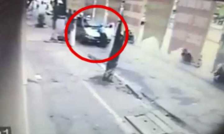 Clip: Thanh tra giao thông Hà Nội đánh đu trên cần gạt nước xe khách