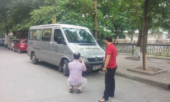 Thanh tra giao thông kể giây phút đánh đu trên cần gạt nước xe khách 16 chỗ