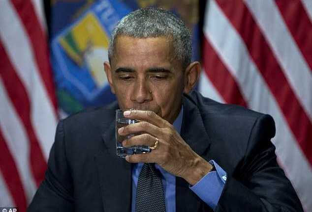 Clip: Ông Obama uống nước nhiễm chì đã lọc để chứng minh an toàn