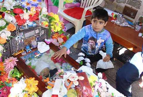 Bí ẩn thi hài cậu bé 1 tuổi tự bật nắp quan tài sau 7 năm