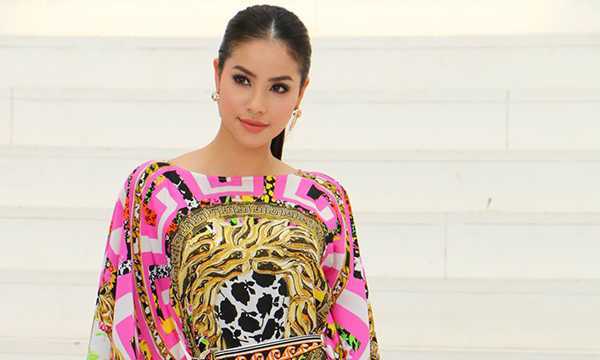 Hoa hậu Phạm Hương nổi bật với đầm hàng hiệu