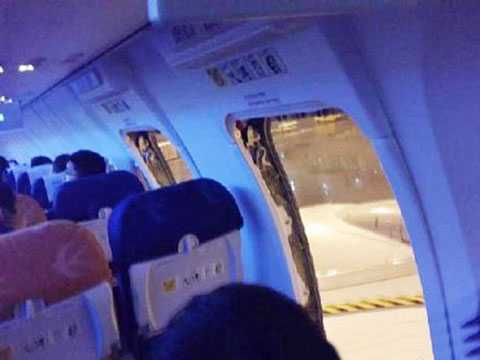 Hành khách quái chiêu, sân bay mạnh tay xử lý