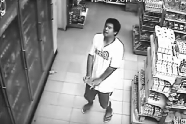 Clip: Người đàn ông co giật dữ dội sau khi cầm lon nước trong siêu thị