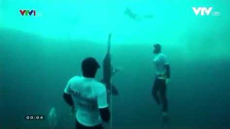 Video: Nín thở hơn 4 phút lặn sâu 122m dưới mặt biển phá kỷ lục thế giới