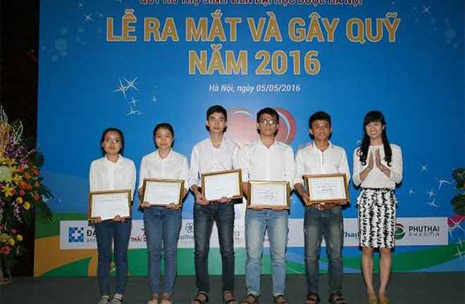 Ủng hộ 515 triệu đồng cho Quỹ hỗ trợ sinh viên ĐH Dược Hà Nội