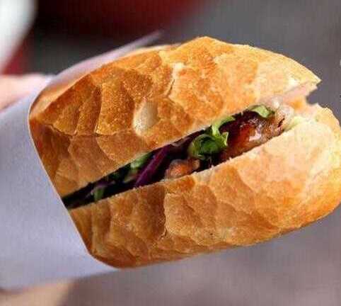 Cướp bánh mì trị giá 45.000 đồng, 2 bị can đối diện 10 năm tù
