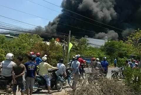 Cháy lớn tại công ty bao bì ở Long An, khói đen kín trời