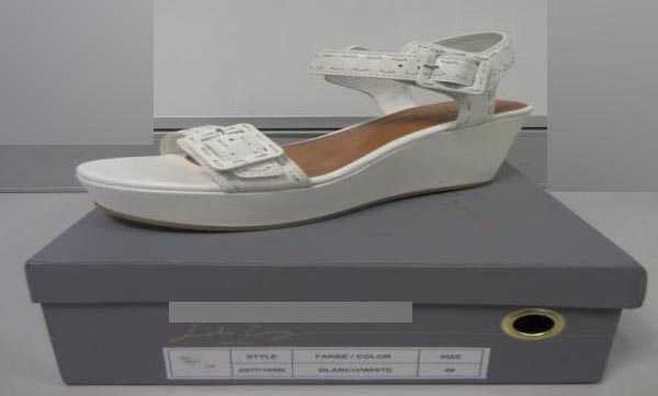 Hàng loạt dép sandal chứa hóa chất cực độc có thể gây lở loét