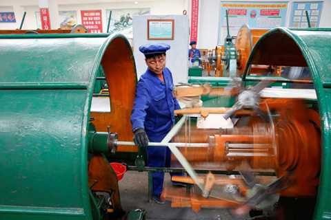 Hình ảnh hiếm hoi trong một xưởng sản xuất ở Triều Tiên