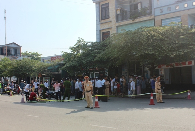 Đi bộ qua đường, bà lão bị xe máy tông chết thảm