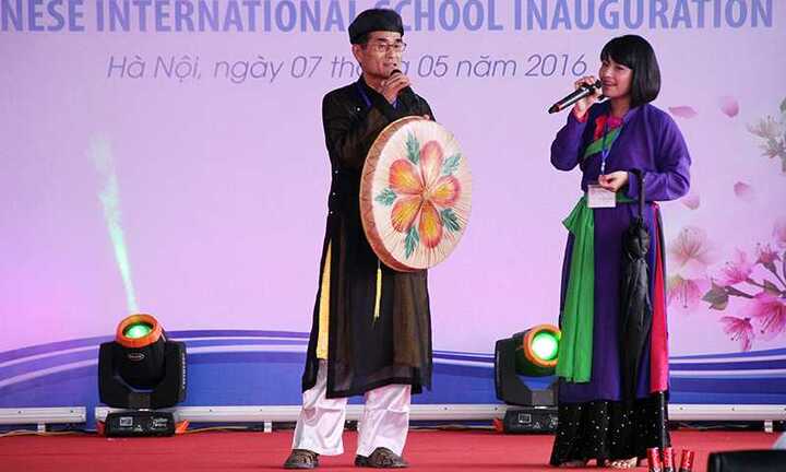 Thầy giáo Nhật hát quan họ Bắc Ninh trong buổi lễ trọng đại